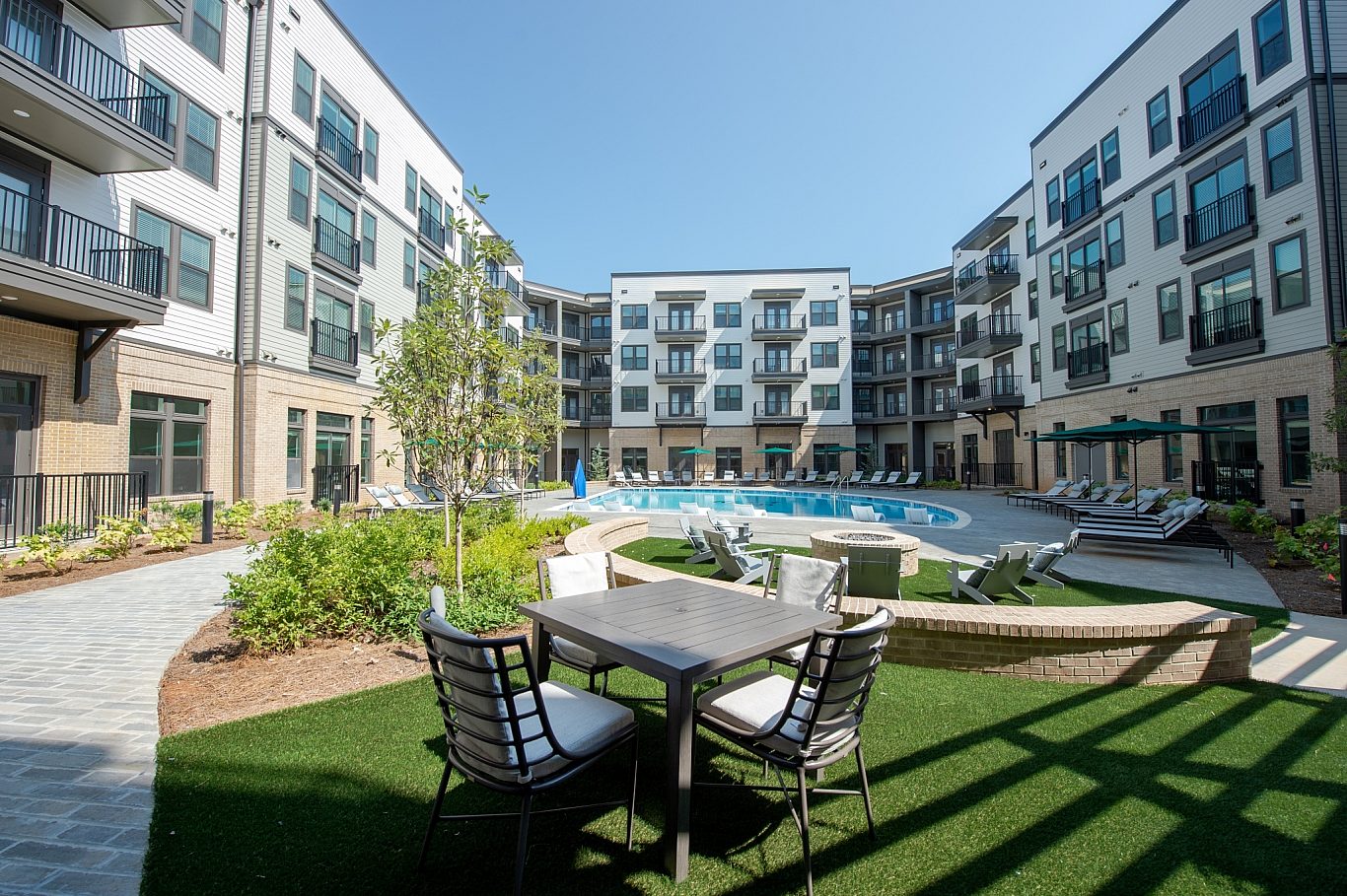 Rebecca Ward Photo Stella August2024 exterior 17 11