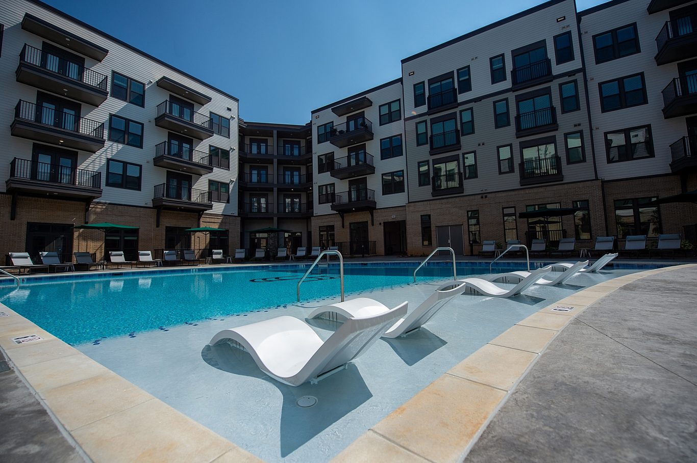 Rebecca Ward Photo Stella August2024 exterior 77 31